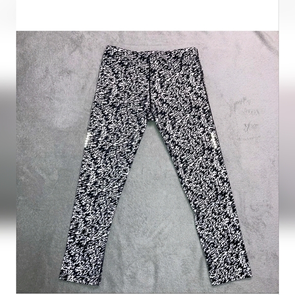 Nike Dri Fit Women's High Waisted Black and White Patterned Leggings Large - Picture 14 of 16